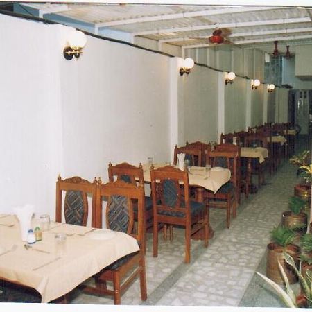 Radiant Ymca Tourist Hostel Waranasi Zewnętrze zdjęcie