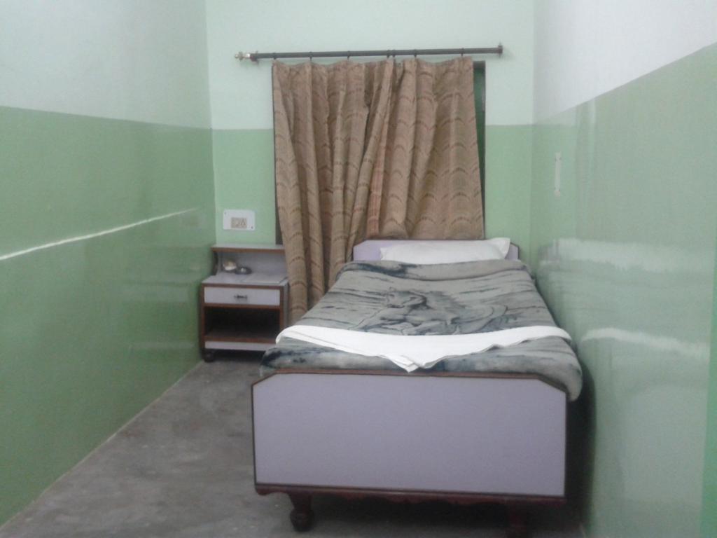 Radiant Ymca Tourist Hostel Waranasi Zewnętrze zdjęcie