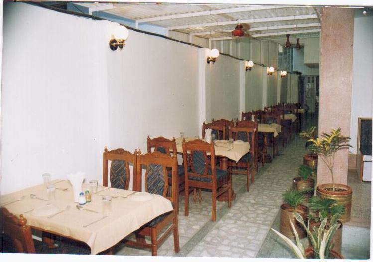 Radiant Ymca Tourist Hostel Waranasi Zewnętrze zdjęcie