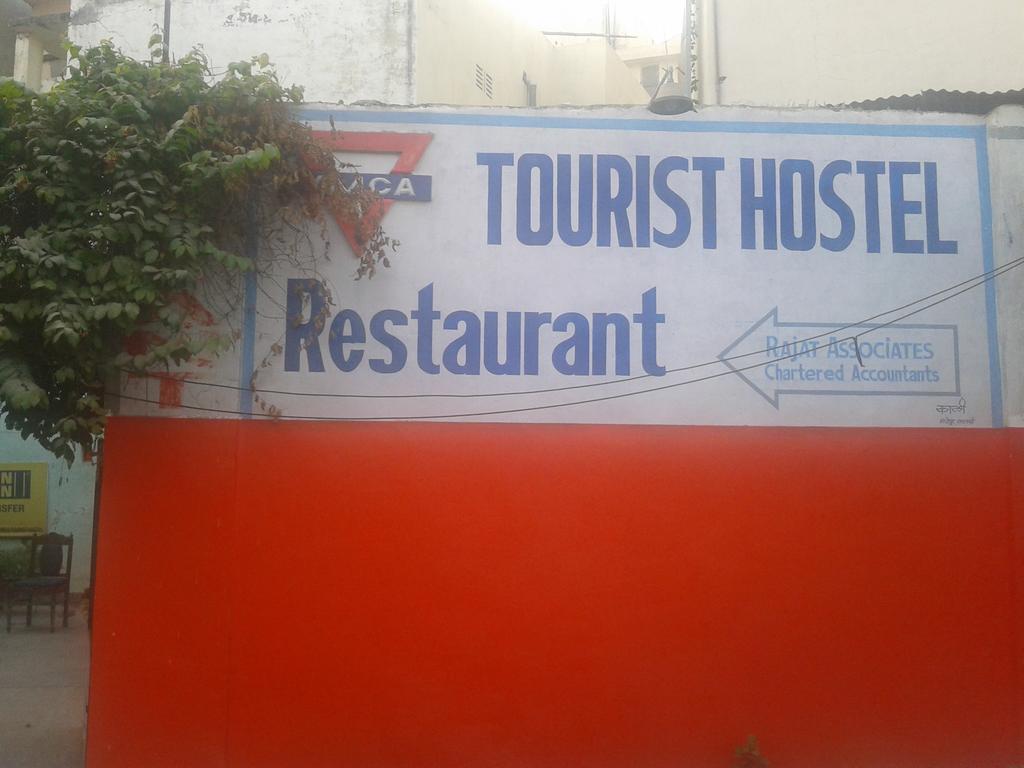 Radiant Ymca Tourist Hostel Waranasi Zewnętrze zdjęcie
