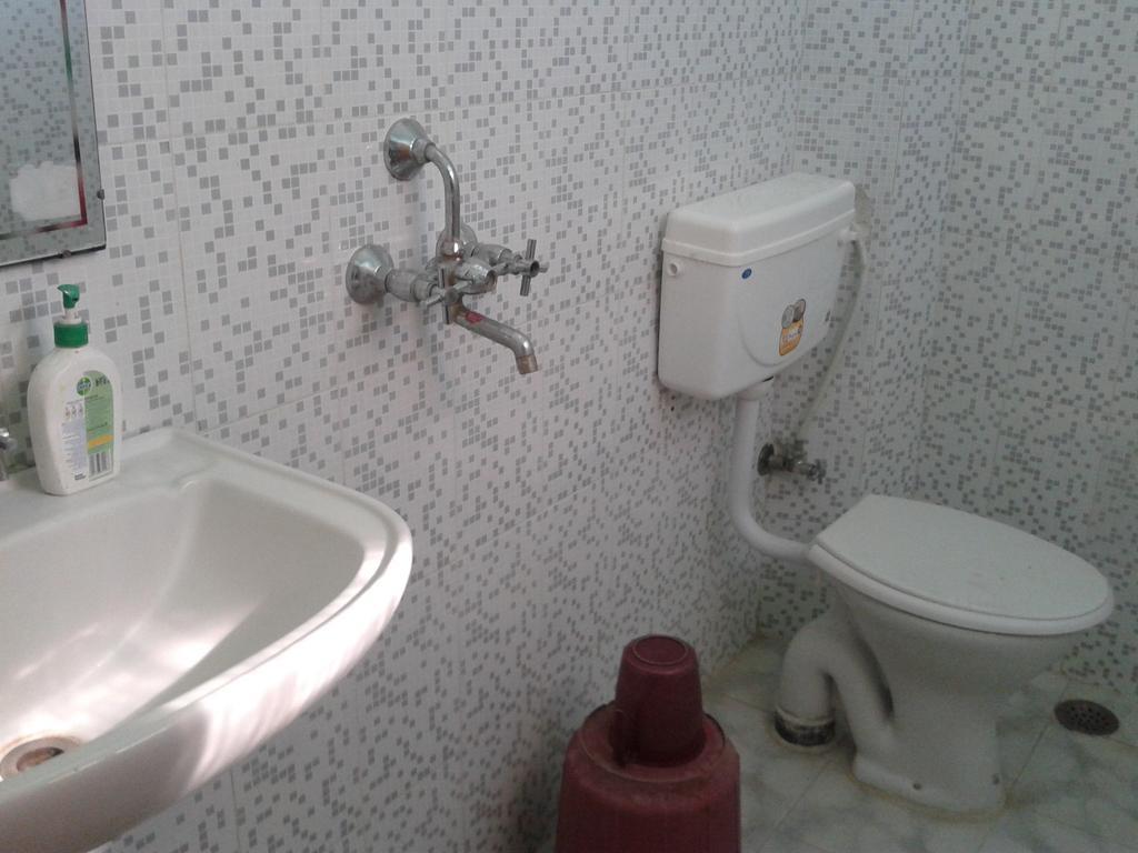 Radiant Ymca Tourist Hostel Waranasi Zewnętrze zdjęcie